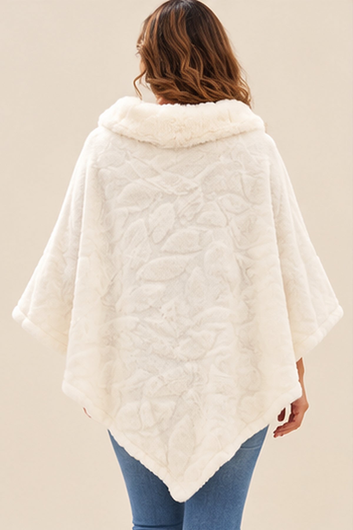 Poncho de pelo blanco con cuello alto - espalda