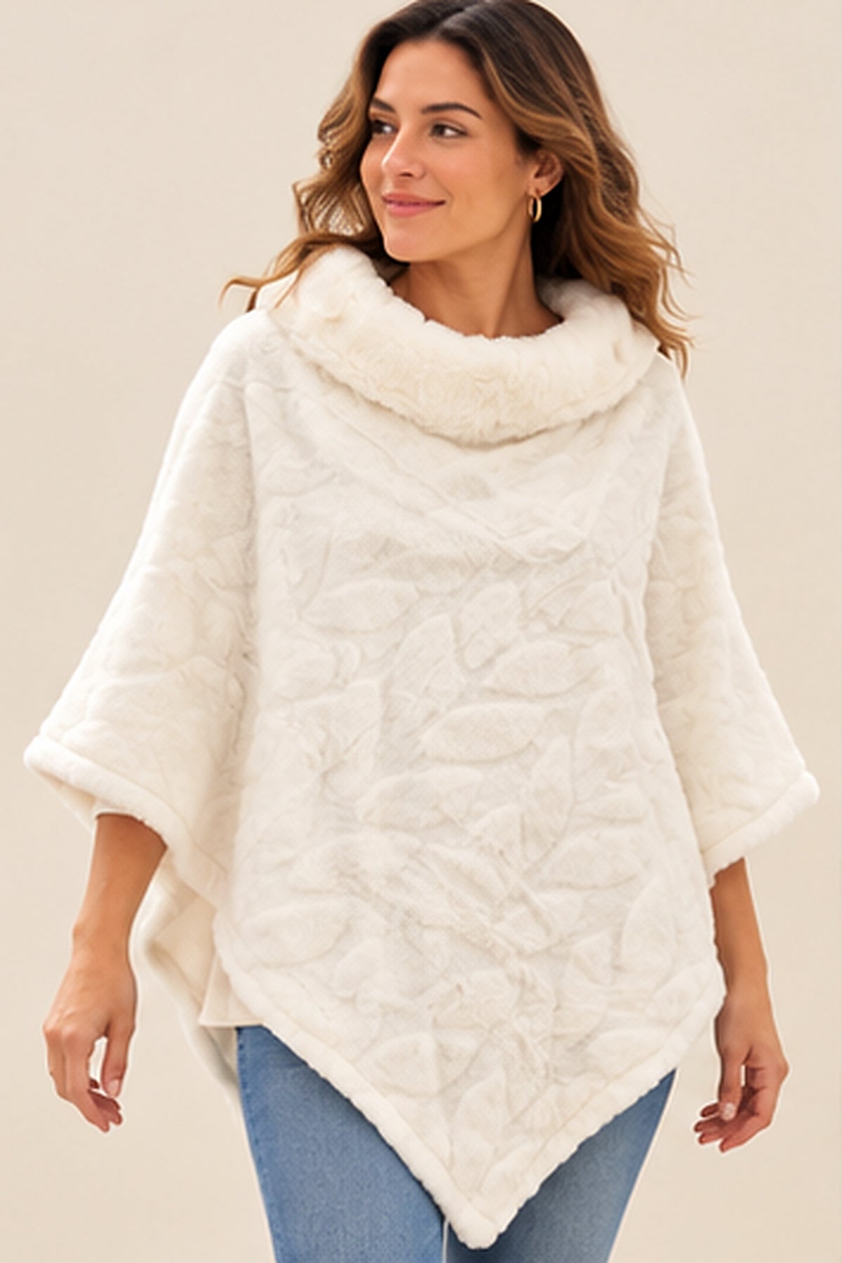 Poncho de pelo blanco con cuello alto - frente