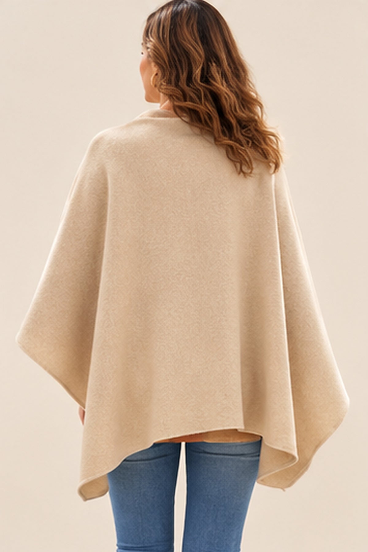 Poncho beige con lazada y flecos - espalda