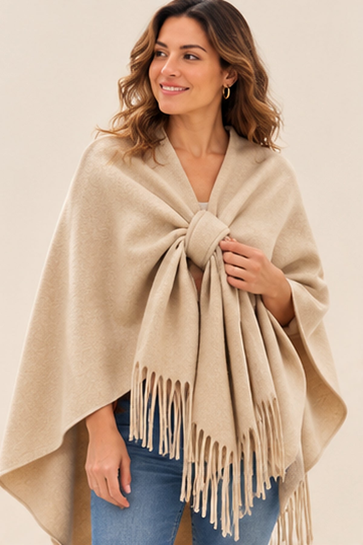 Poncho beige con lazada y flecos - frente