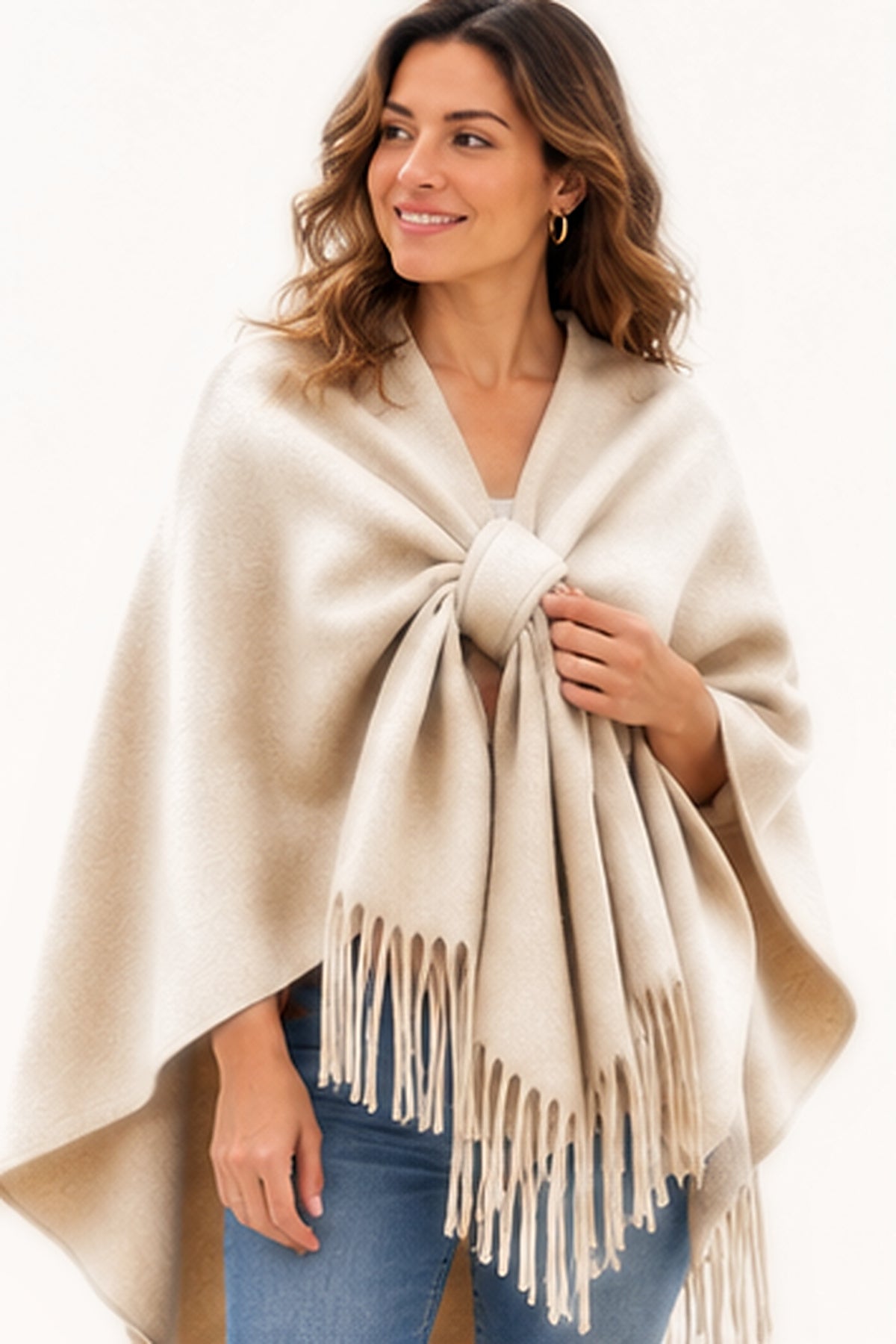 Poncho blanco roto con lazada y flecos - frente