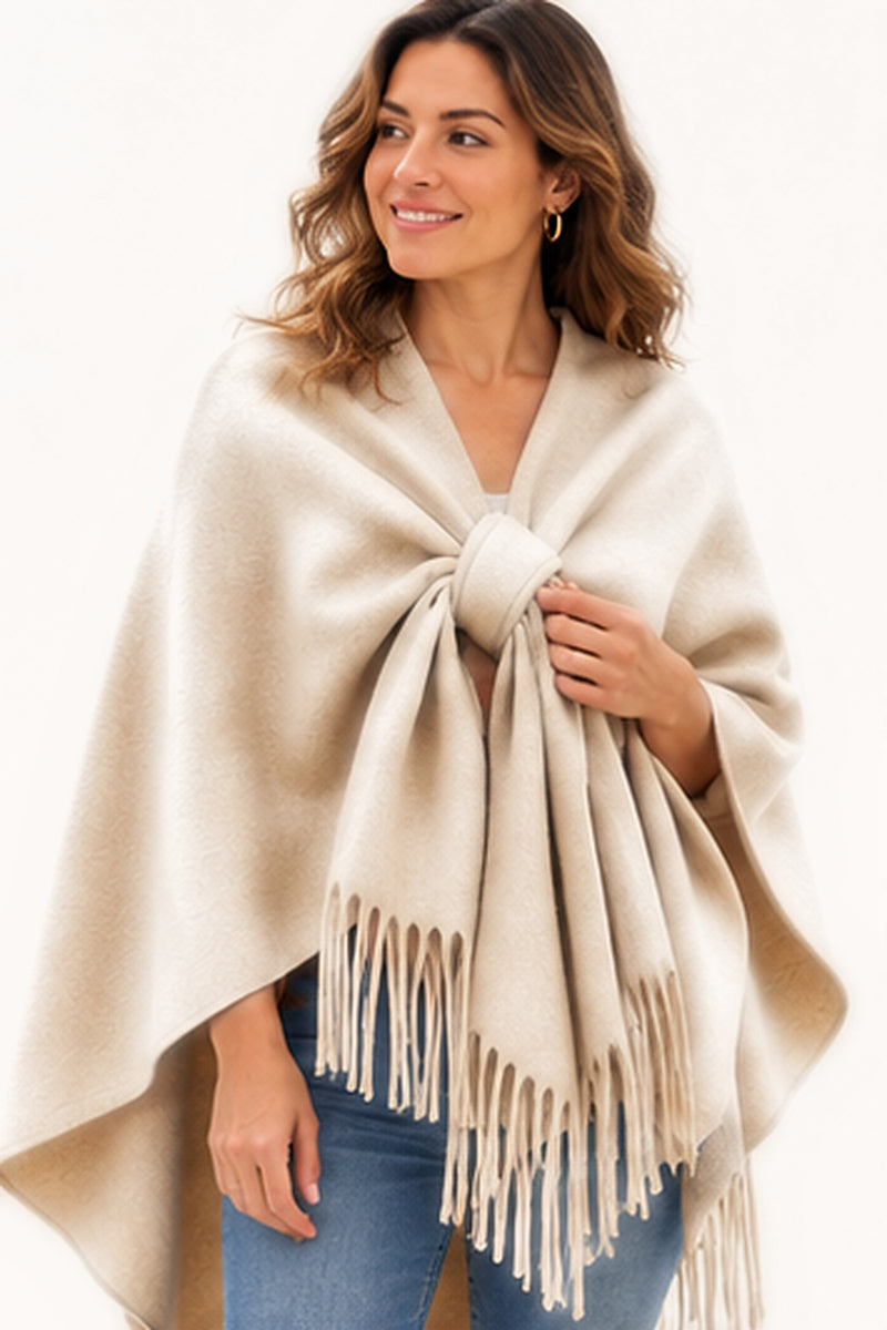 Poncho blanco roto con lazada y flecos - frente