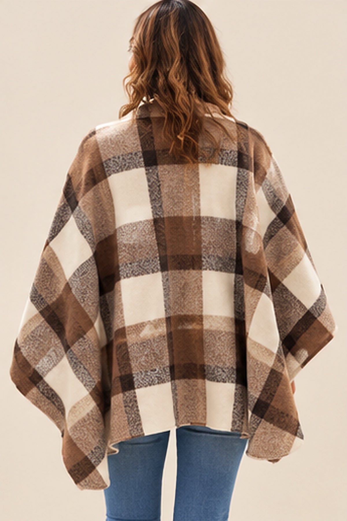 Poncho de cuadros beige con lazada y flecos - espalda