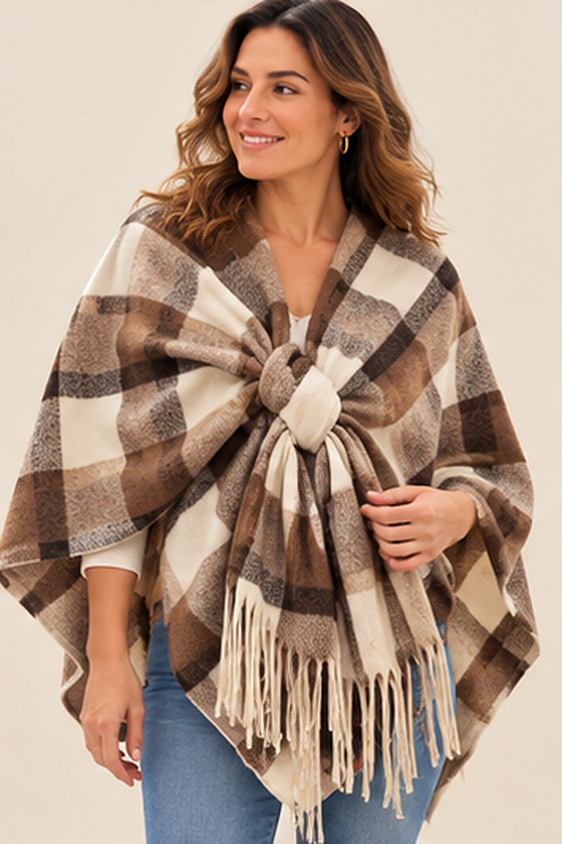 Poncho de cuadros beige con lazada y flecos - frente