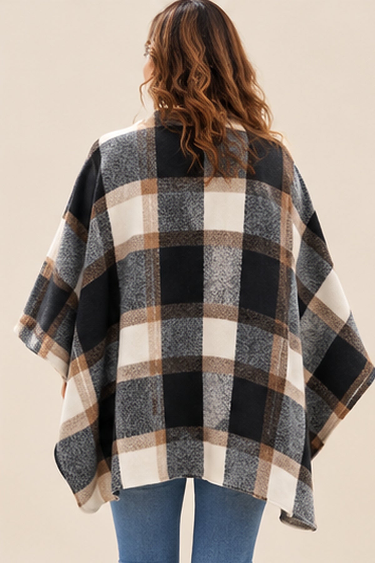 Poncho de cuadros negro con lazada y flecos - espalda