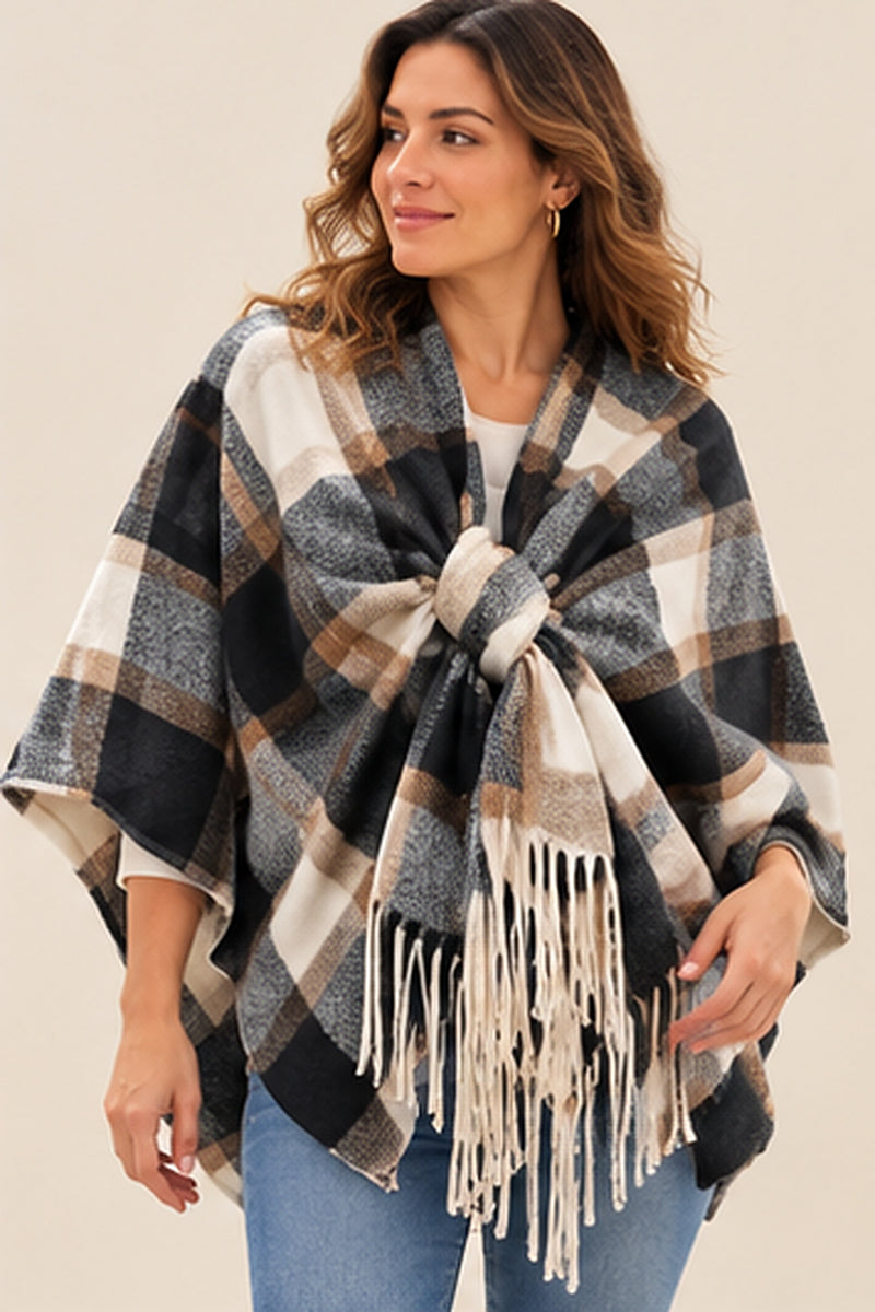 Poncho de cuadros negro con lazada y flecos - frente